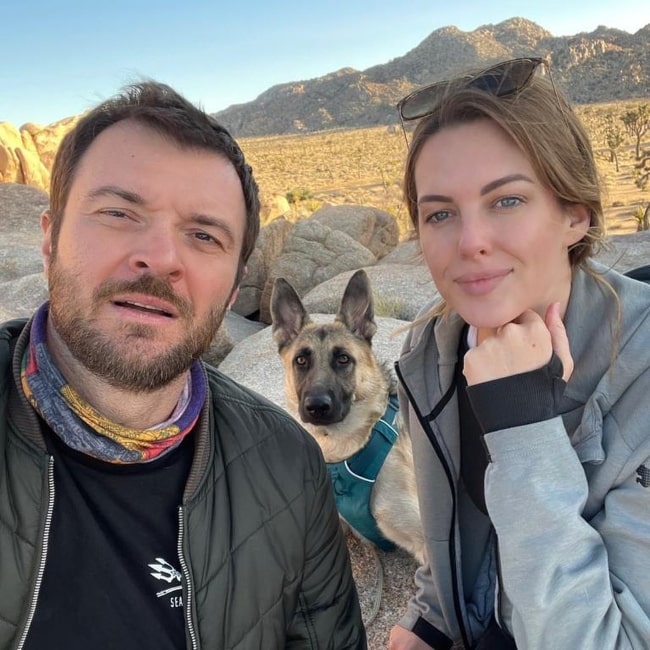 Costa Ronin as seen in a selfie with his beau Leah Ronin and their dog in May 2021, in Joshua Tree, California