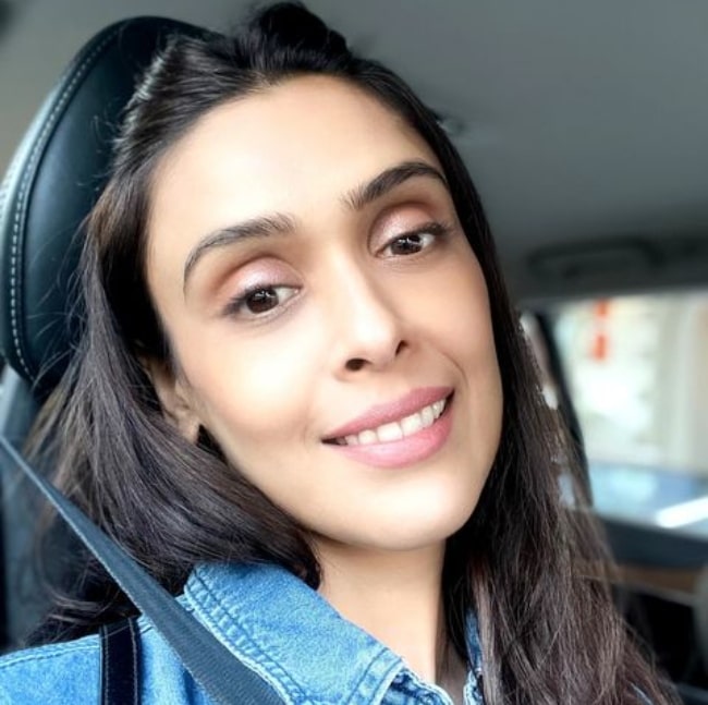 Hrishitaa Bhatt in October 2021 urging all to always start the week with a smile