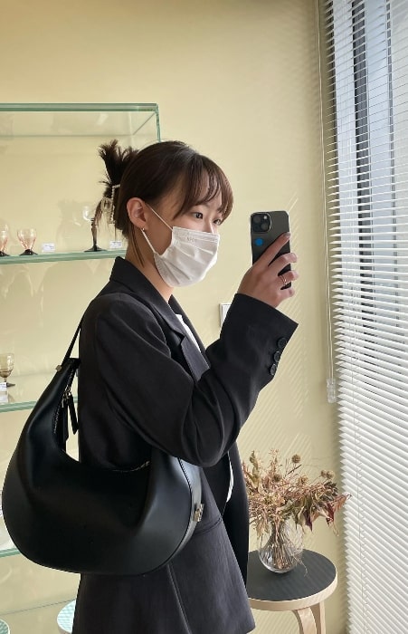 Kim Bo-yoon as seen while taking a mirror selfie in 2022