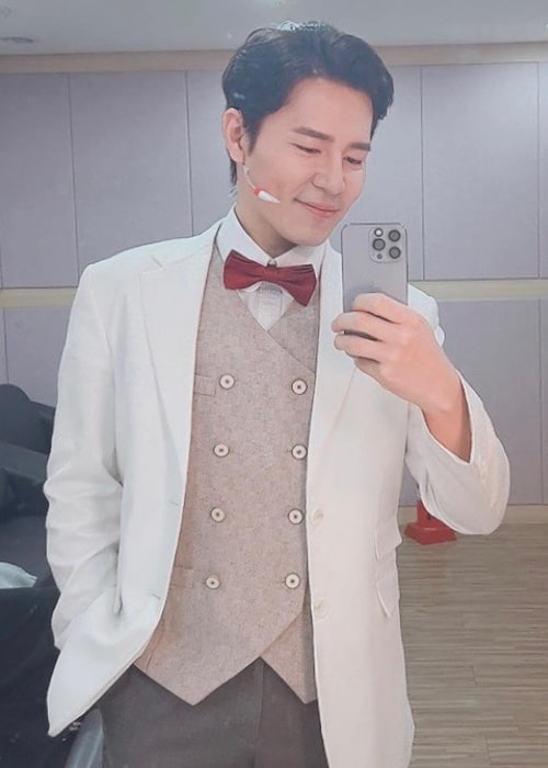 Lee Kyu-hyung as seen while taking a mirror selfie in February 2022