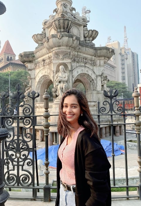 Mugdha Chaphekar posing for a picture with Flora Fountain in the background in Mumbai, Maharashtra