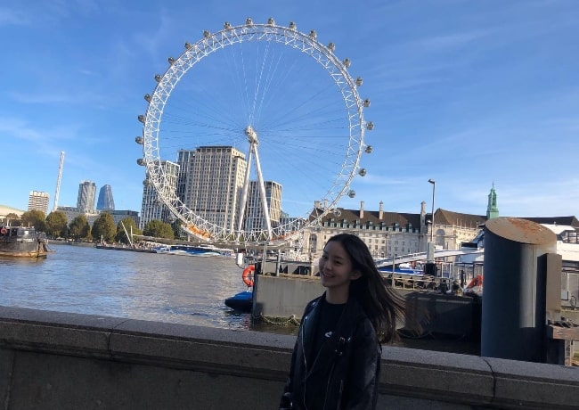 Park Ji-hu pictured while enjoying her time in London, Unιted Kingdom
