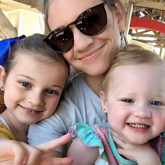 Parker Busby as seen in a picture with her mother Danielle and sister Blayke in April 2020