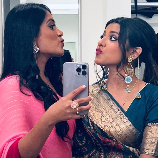 Sayli Kamble (Left) taking a mirror selfie while pouting alongside Arunita Kanjilal at the Minneapolis Convention Center in 2022