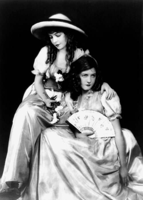 Dorothy Gish (the one with fan) and her sister Lillian in 1921