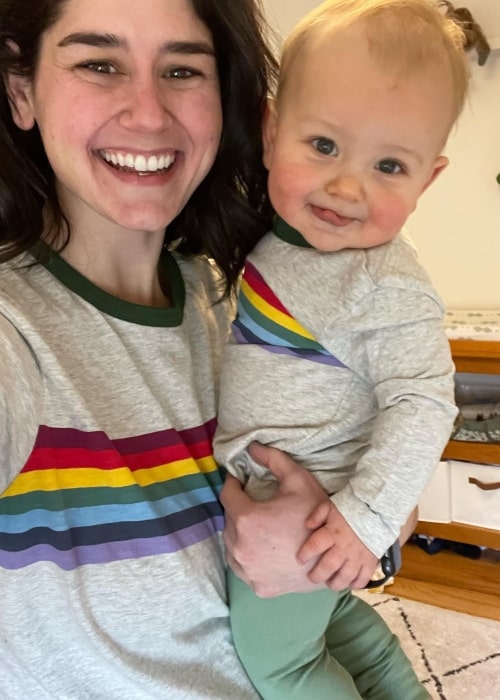 Elyse Myers as seen in a selfie that was taken with her daughter August in January 2022