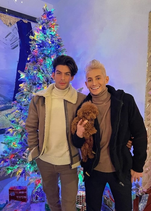 Hale Leon as seen in a picture with his beau Frankie Grande and their dog in December 2021
