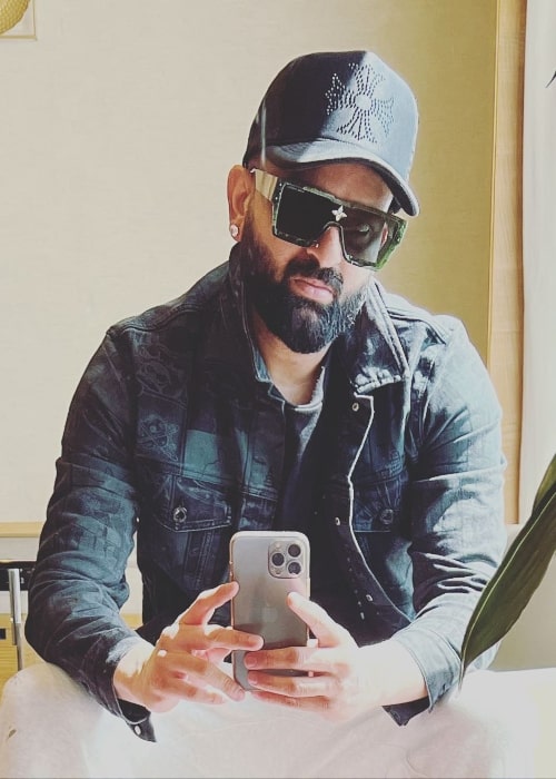 Navraj Hans as seen while taking a mirror selfie in Chandigarh, India in April 2022
