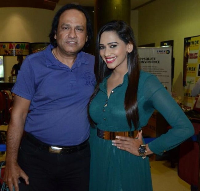 Sanjana Singh smiling for a picture alongside Suresh Sharma at a promotion of the 2015 film 'Thoda Lutf Thoda Ishq' in Jaipur, Rajasthan