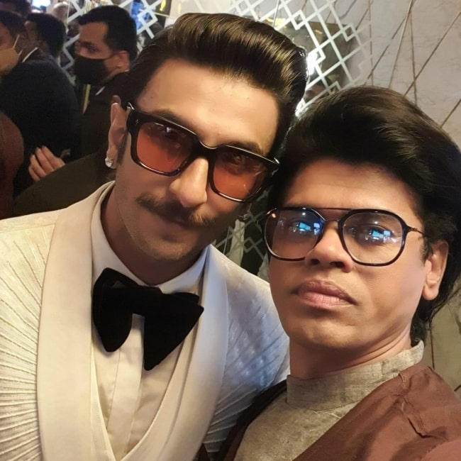 Siddharth Jadhav (Right) as seen while taking a selfie with Ranveer Singh in December 2021