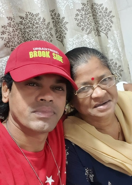 Siddharth Jadhav in a selfie with his mother