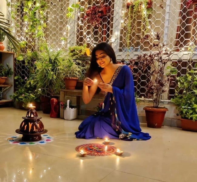 Avantika Mishra posing for a Diwali picture in November 2020