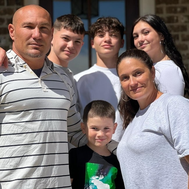 DJ Walton as seen in a picture with his sons Daelo, Javon, and Jaden, daughter Jayla, as well as his wife Jessica in April 2022