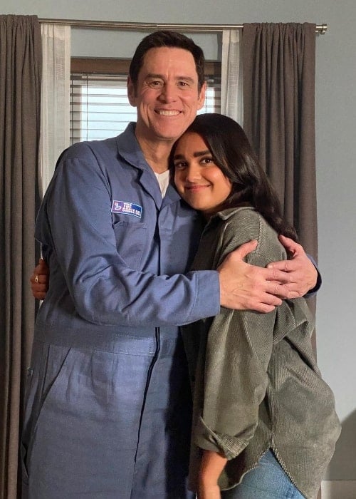 Geraldine Viswanathan smiling for a picture with Jim Carrey in 2022