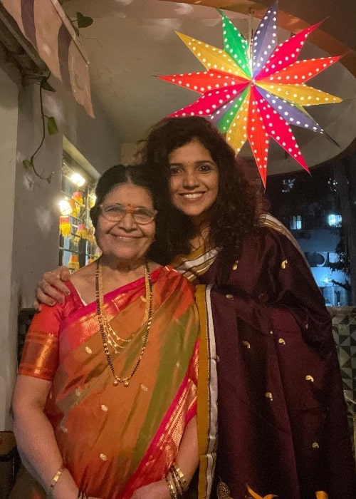 Mukta Barve as seen in a picture with her mother in November 2021
