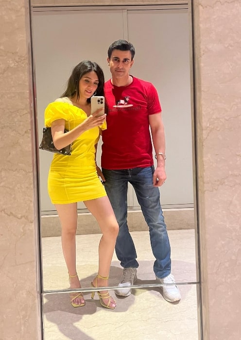 Pankhuri Awasthy Rode having fun on a weekend with her spouse in May 2022