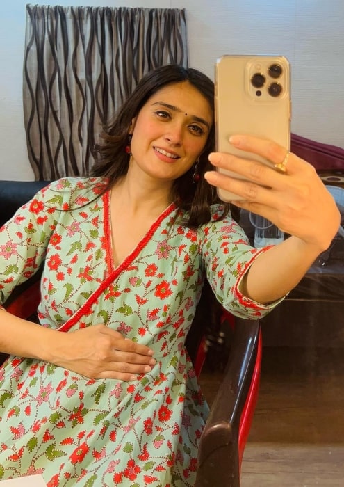 Pankhuri Awasthy Rode sharing what she found to be a cheeky mirror selfie in June 2022