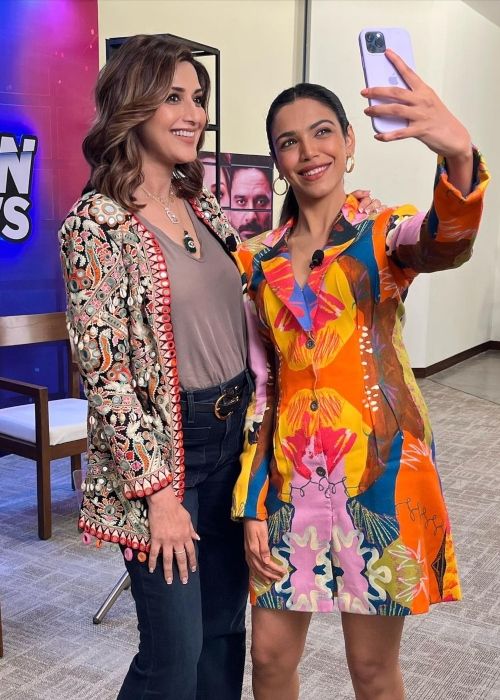 Shriya Pilgaonkar seen taking a selfie with Sonali Bendre in 2022