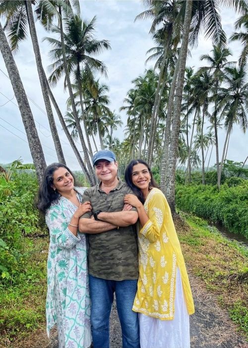 Shriya (right) as seen with her parents in 2021