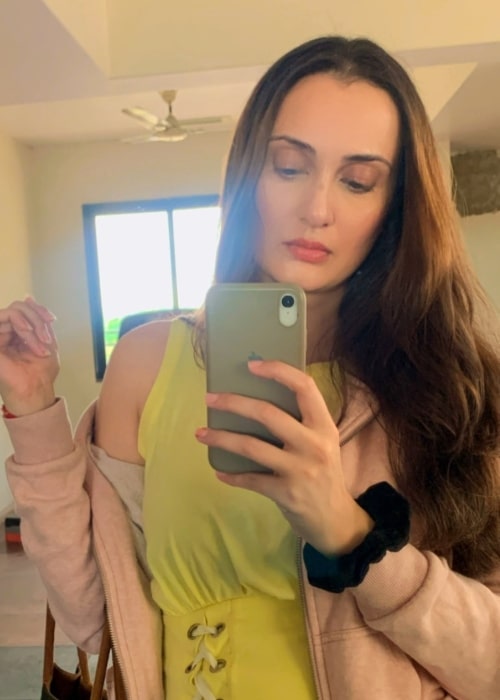 Vaishali Desai as seen while taking a mirror selfie in May 2022