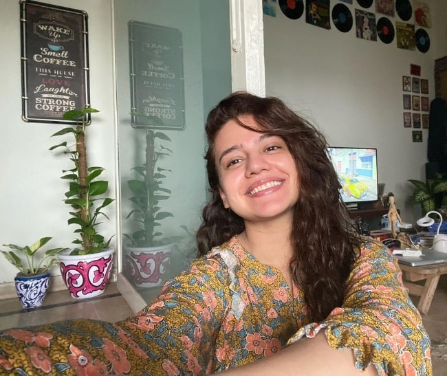 Zara Noor Abbas as seen while smiling in a no-makeup selfie in May 2022