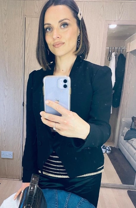 Zoë Tapper as seen while taking a mirror selfie in Manchester, United Kingdom in June 2021