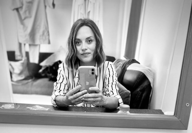 Zoë Tapper in a black-and-white mirror selfie in December 2021