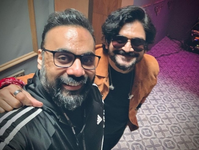 Zulfiqar Jabbar Khan (Left) taking a selfie with Faisal Kapadia in 2022