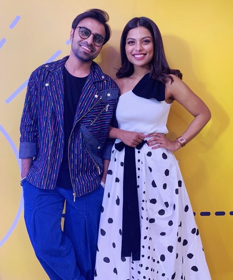 Akanksha Thakur as seen in a picture with fellow actor Jitendra Kumar in November 2019, at Puppy Cuddles Dog Cafe
