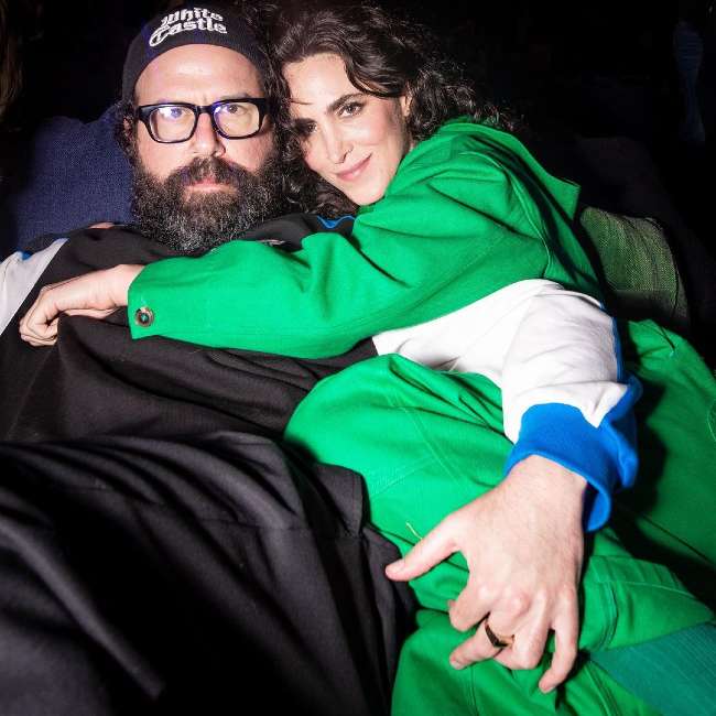 Brett Gelman met geestige, verloofde (v) Ari Dayan 