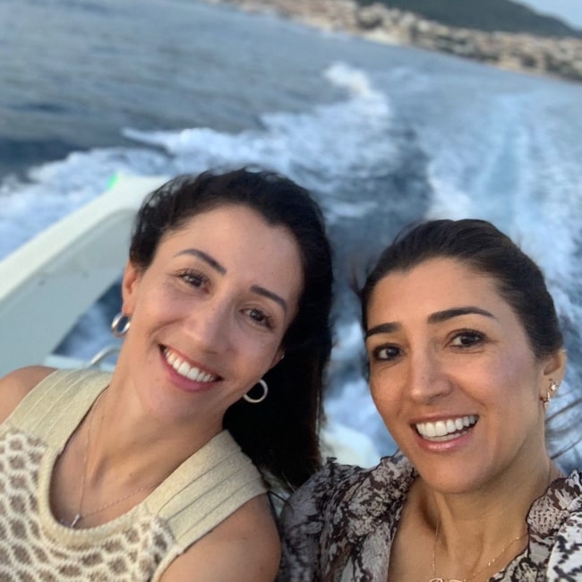 Fabiana Flosi as seen in a selfie with her sister Fernanda Flosi in March 2020