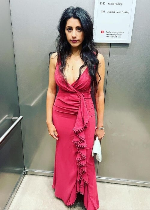 Reshma Shetty posing for a picture in an elevator in June 2022