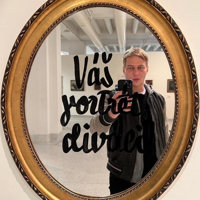 Tom Wlaschiha having fun at a museum in November 2021