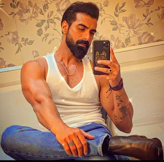 Tushar Kalia sharing his selfie in April 2022