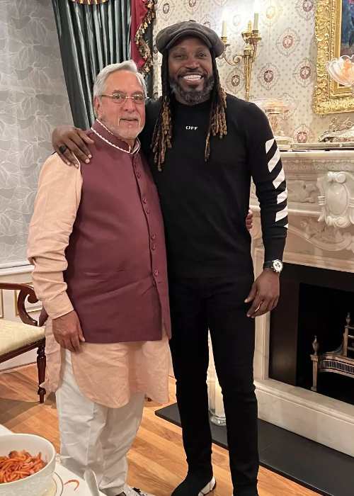 Vijay Mallya posing with Chris Gayle in 2022