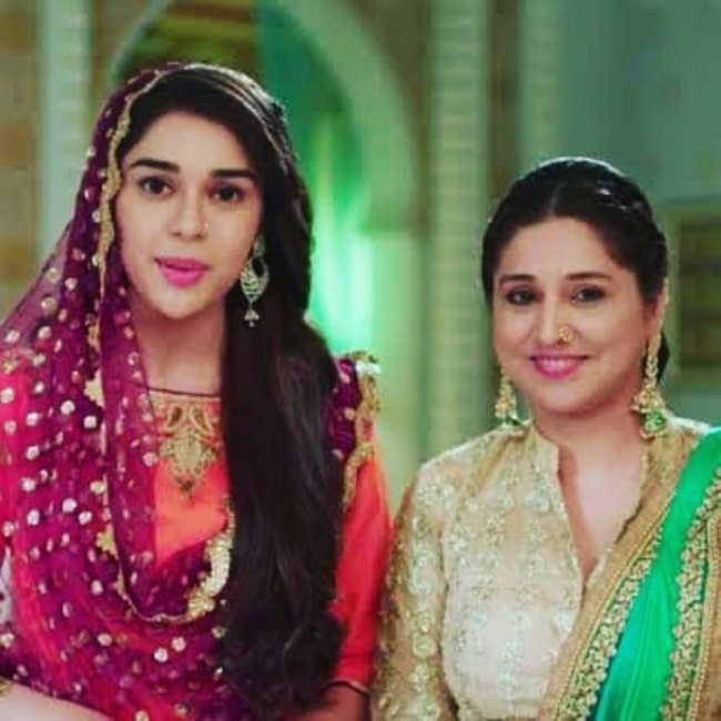 Gunn Kansara as seen in a picture with fellow actress Eisha Singh on the set of Ishq Subhan Allah in 2020