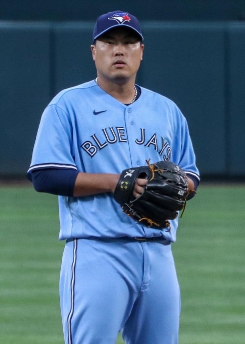 Baseball player Ryu Hyun-jin and sports announcer Bae Ji-hyun got