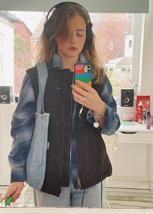 Isobel Steele taking a mirror selfie in February 2022
