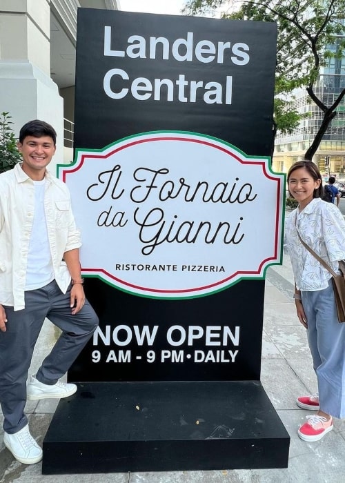 Matteo Guidicelli as seen in a picture with with his wife Sarah Geronimo at Landers Superstore, in June 2022