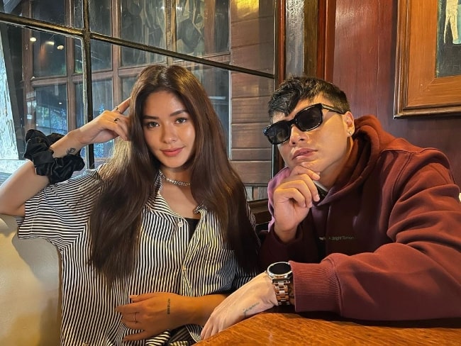 Ronnie Alonte posing for a picture with Loisa Andalio in February 2022