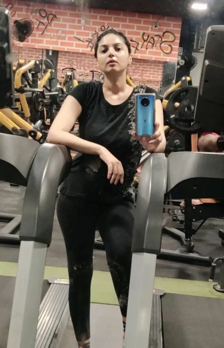 Sanam Shetty as seen while taking a gym mirror selfie in July 2022