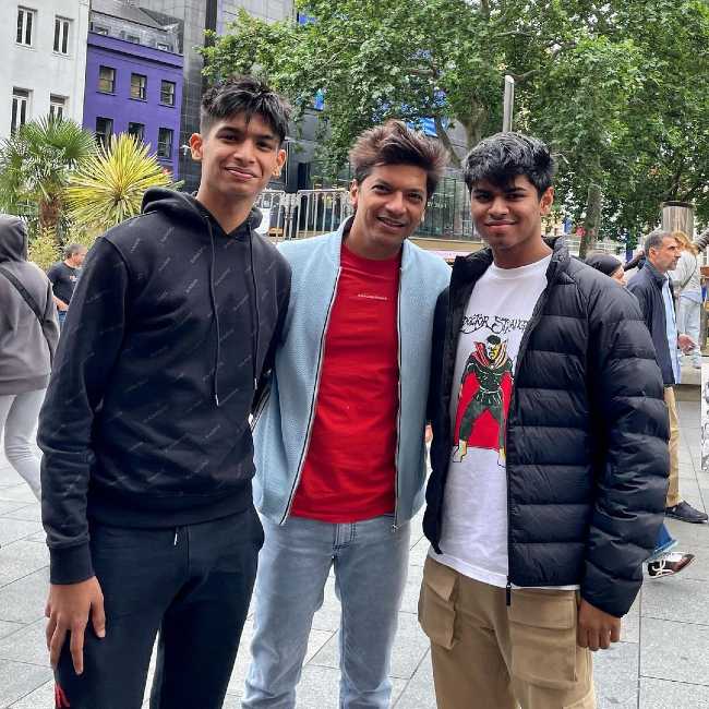 Shaan posing with his sons on Father's Day in 2022