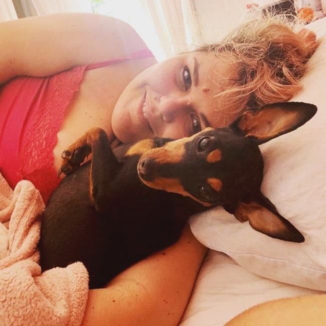 Vânia Fernandes as seen in a picture with her dog while in bed in February 2020