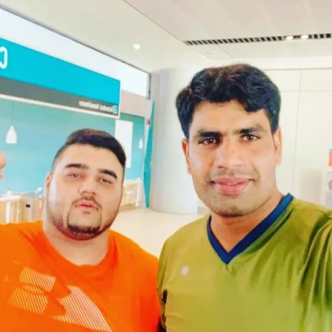 Arshad Nadeem in a selfie with weightlifter Nooh Dastgir Butt at İstanbul Airport in September 2022
