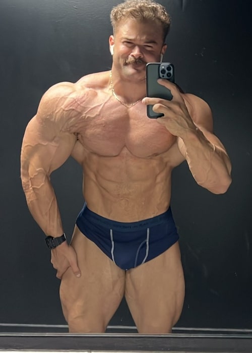 John Effer showing his stunning physique in a mirror selfie in August 2022