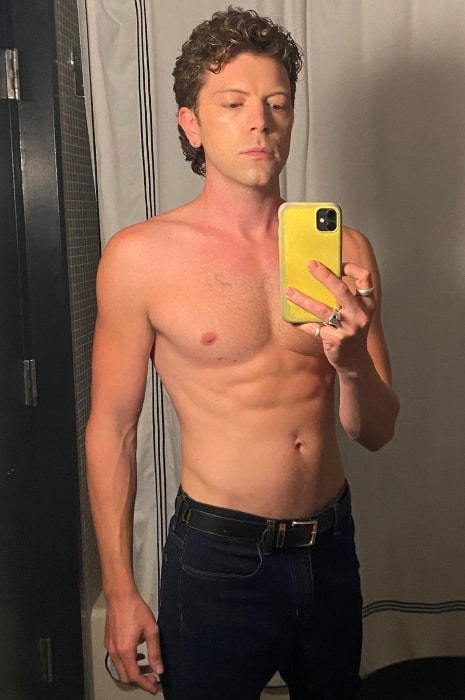 Michael Seater as seen in a shirtless mirror selfie in June 2022