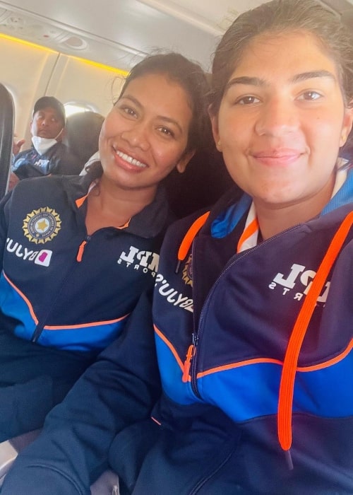 Yastika Bhatia as seen in a selfie with physical therapist Akanksha Satyavanshi in February 2022, while on a flight to Queenstown, New Zealand