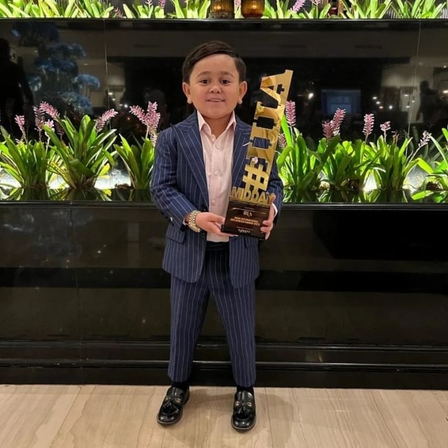 Abdu Rozik as seen in a picture that was taken in Mumbai, Maharashtra with an IIIAward for Celebrity influencer of the year 2022.