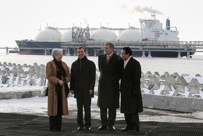 (From l to r) Maria van der Hoeven, Dmitry Medvedev, Prince Andrew, and Taro Aso as seen in 2009