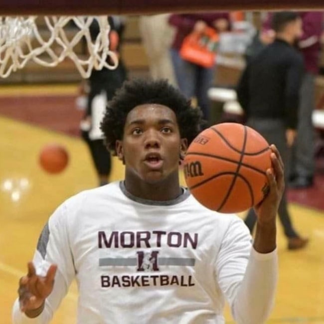 Joshua K Willis in the middle of the play in the Junior Basketball Season in 2019